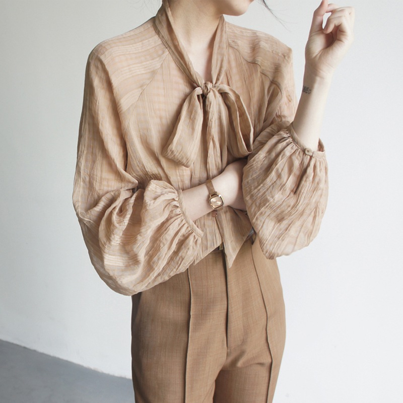 ブラウス トップス リボン 前開き リボン チェック柄 パフスリーブ 落ち感 長袖 大人可愛い シンプル 上品 お洒落 こなれ感 デート お出かけ 休日 デイリー 普段使い