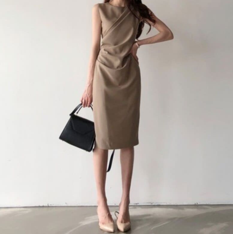 ワンピース タイト 膝丈 膝下 ノースリーブ ラウンドネック 細身 ストレート Iライン 薄手 バックスリット 大人可愛い シンプル きれいめ 上品 春 夏 オフィス デート ブラック ベージュ