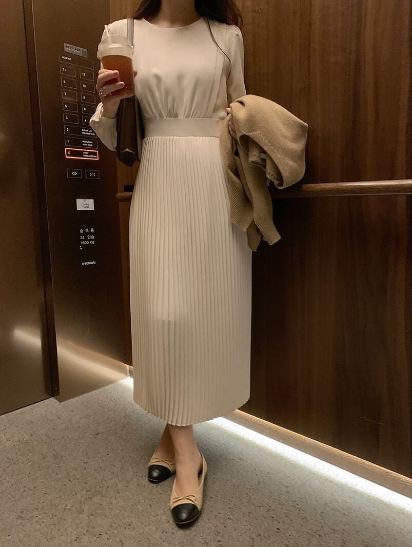 ニューレトロ ニュートロ プリーツ 令嬢風 知的 ワンピース ロング丈 長袖 パフスリーブ Uネック ラウンドネック 襟なし フレア 切り替えデザイン ウエストリボン きれいめ シンプル カジュアル