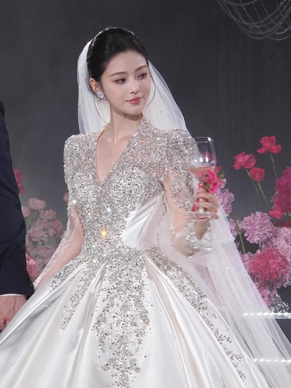 2025年花嫁のための深いVネックのウェディングドレス小柄な女性のための上質な質感の宮殿風サテンのメインチュールスカート 11,545円