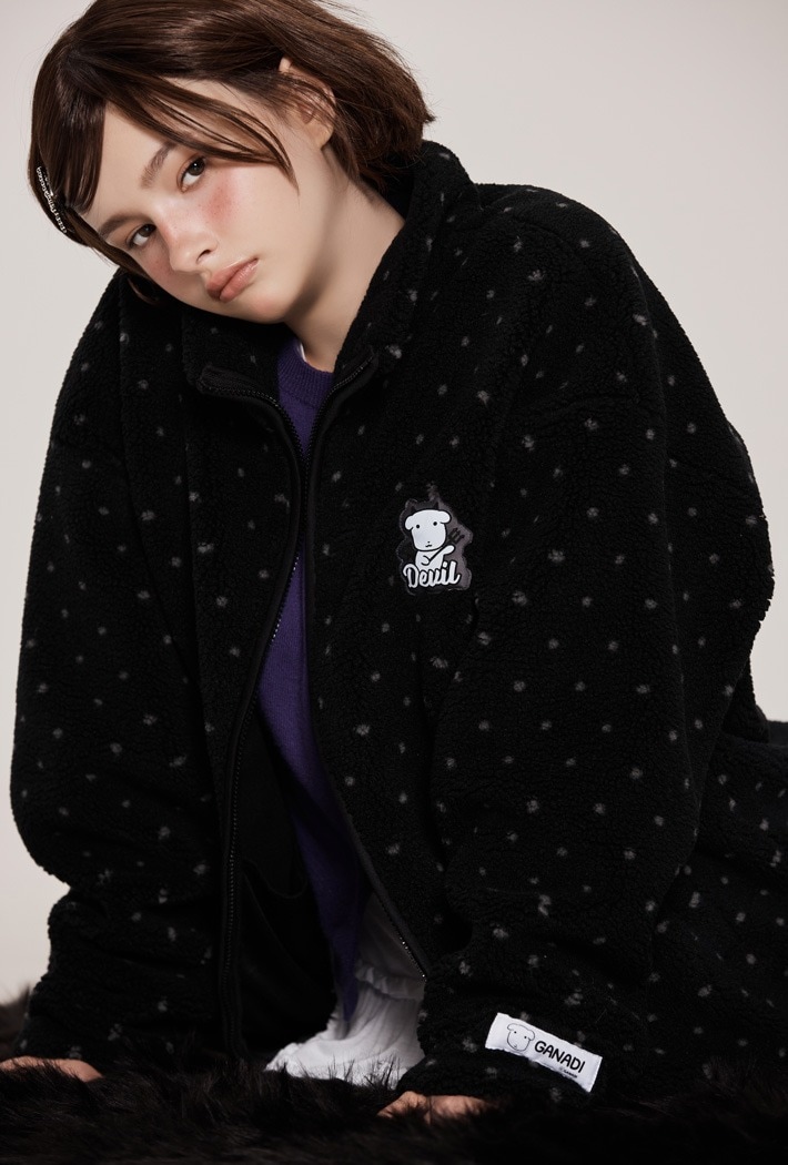 [SPAO x ガナディ] 天使と悪魔 ボアフリースコート (BLACK)_SPFZF4VU02 / 가나디 천사와 악마 덤블 플리스 / 公式グッズ GANADI