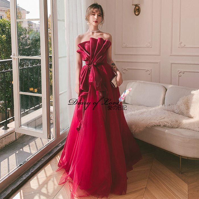 咲き誇るワインレッドの花のような存在感に思わず目を奪われるウェディングドレスAラインドレス二次会用