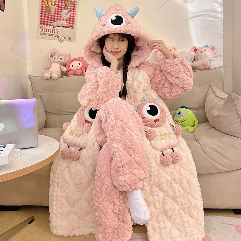 サンゴの絨毯の寝衣の女性の新型の3層は綿とベルベットを挟んで厚い冬のバスローブのパジャマの大きな目の奇妙な家庭服を着ている