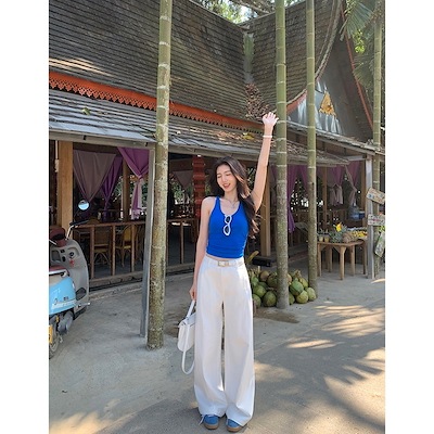 ミュルヴァン封神白パンツです!ドレープ感のあるワイドスラックス女性の白のウエストがゆったりしていて痩せ見えます