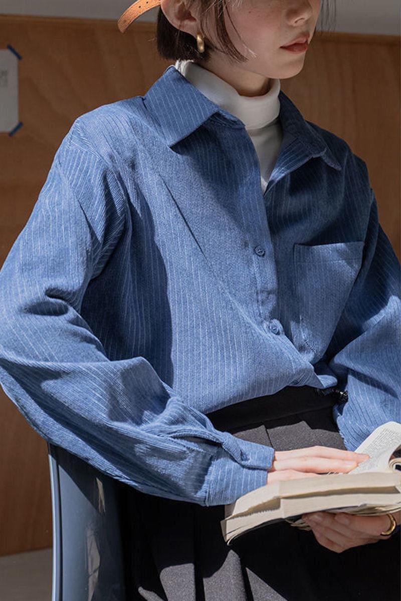 ベースレイヤーの下に重ね着できるコーデュロイシャツは秋の装いにぴったり小柄な女性にぴったりのシックな韓国風トップスです