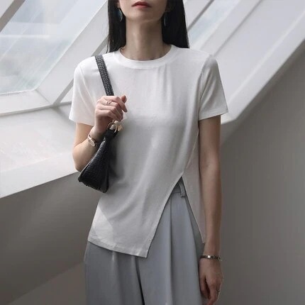 Tシャツ カットソー 半袖 クルーネック タイト サイドスリット 薄手 かわいい 大人可愛い きれいめ シンプル カジュアル ラフ 春 夏 デート お出かけ リゾート 重ね着 モテ XL