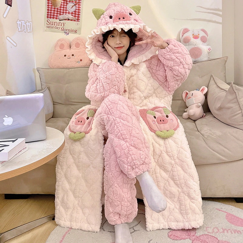 サンゴのベルベットのパジャマ女性は秋冬にベルベットを厚くして綿の上着を挟んで長い帽子のフランネルのかわいい家庭服を着ている
