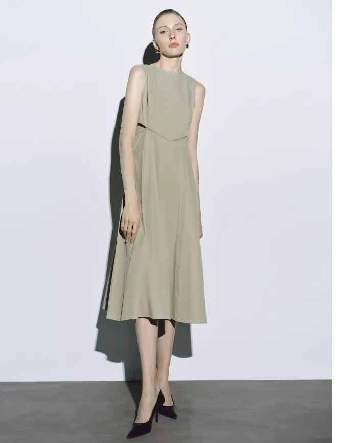 秋 婦人服 デザイン センス ウエスト レスノースリーブ トレジャー ドレス 個性的 ワンピース 膝下 袖なし ノースリーブ 襟なし シンプル カジュアル 大人 上品 おしゃれ こなれ感 ラフ 無地