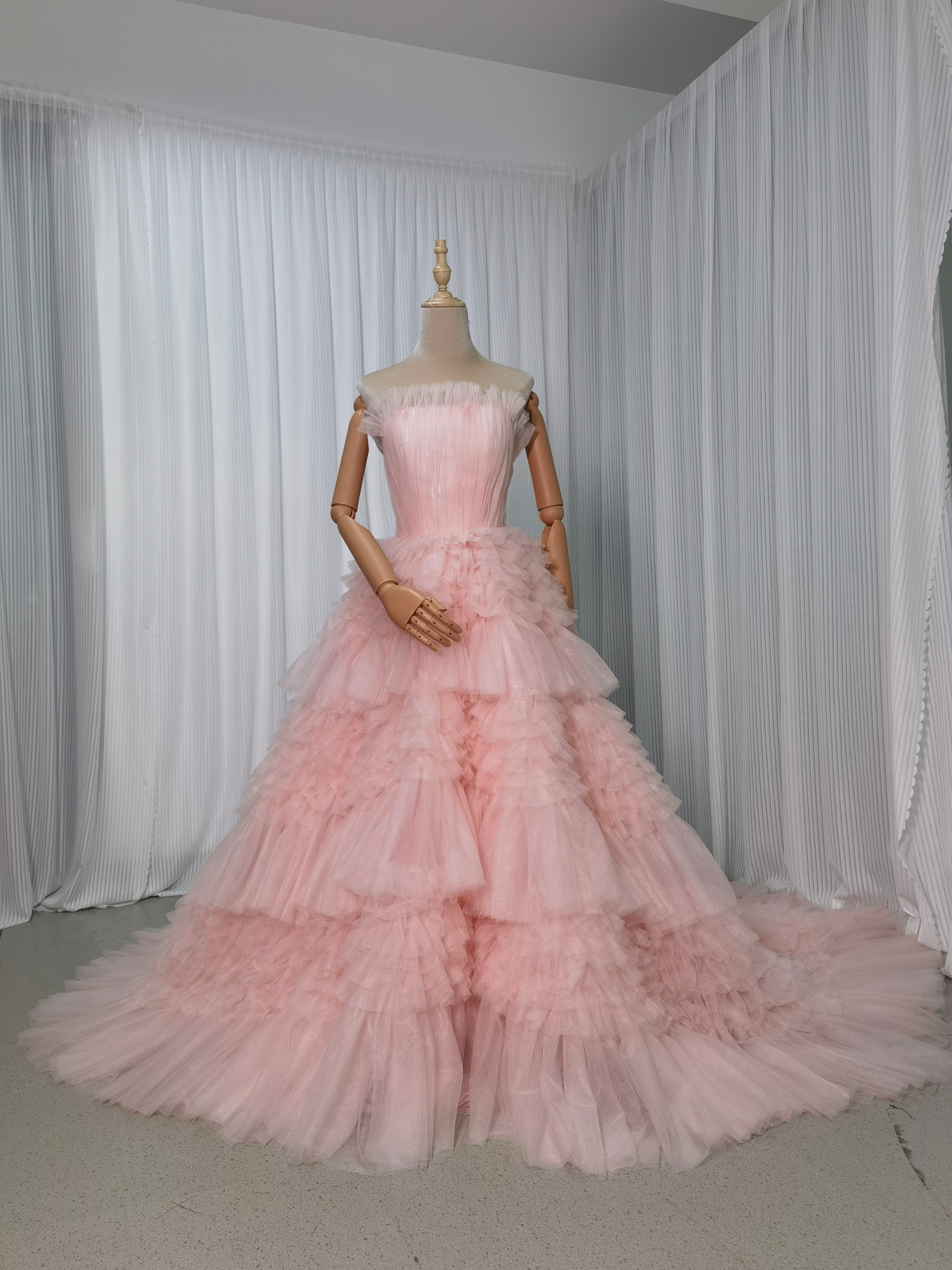 人気上昇！カラードレス ピンク ベアトップ 柔らかく重ねたチュールスカート 可愛い 花嫁