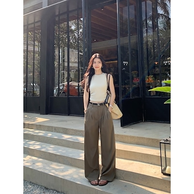 ゆったりワイドパンツ夏の女性はウエストが高くてほっそりしています
