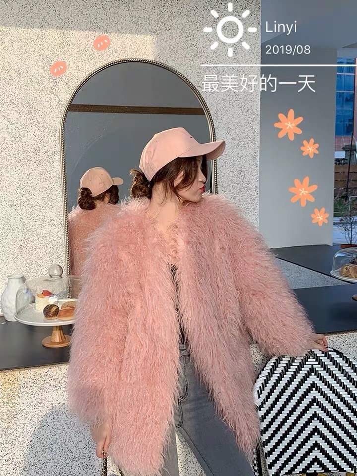 新しいガーリーピンクのラムファーフェイクファーコートカーリーカーリーVネックビーチウールは薄いミドル丈のコートの女性でした