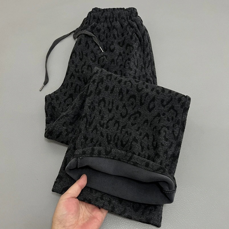 ダークグレーのヒョウ柄フリース裏地カジュアルパンツ秋冬新作厚手韓国風シックで個性的なゆったりドレープストレートレッグパンツ