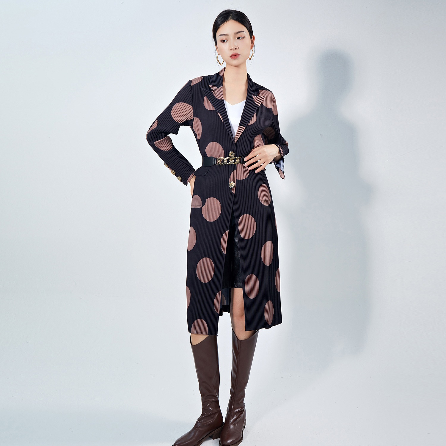 ハイエンドの軽豪華なトレンチコートの女性モデルの中の長さの英倫風のポイントの気質のファッションの百合のしわの外で掛けます