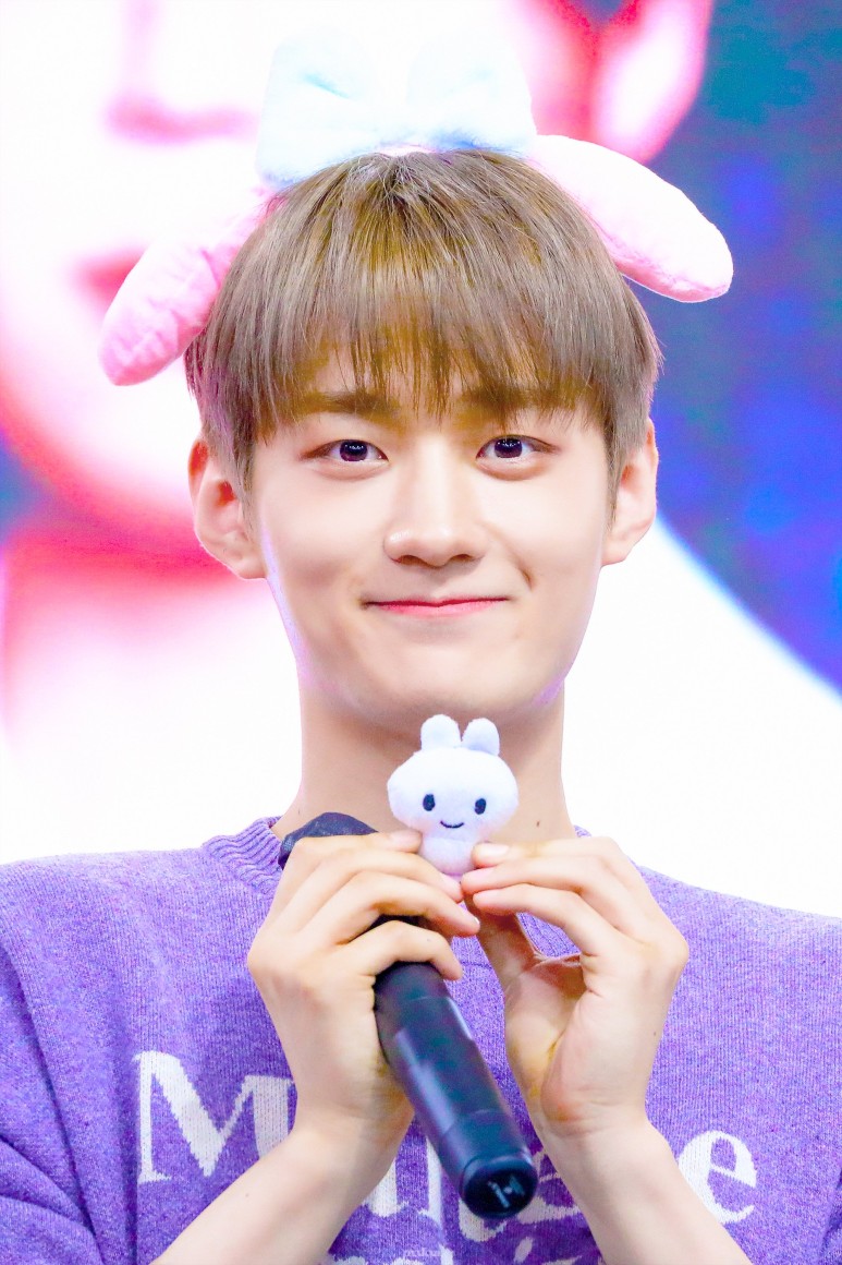 [ベリーヨンスン/ONEUSシオン着用]マルチーズアーカイブライングラフィックニットパープル/韓国ファッション/韓国ファッションスタイル/韓国ストリートファッション/SNSで人気/韓国の人気ブランド