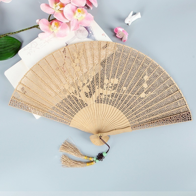 【急速出荷】送.料.無.料. 白檀の扇子とメインウッドの透かし彫りの 古風 なちょうこく和装小物 花火大会 浴衣