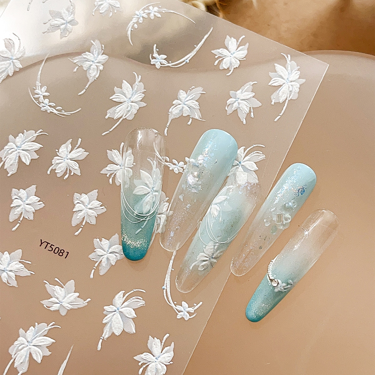 【1点ご購入 で10点プレゼントいたします】エンボスホワイトのカートゥーンネイルシール甘くて小清新なホワイトフラワー装飾シール
