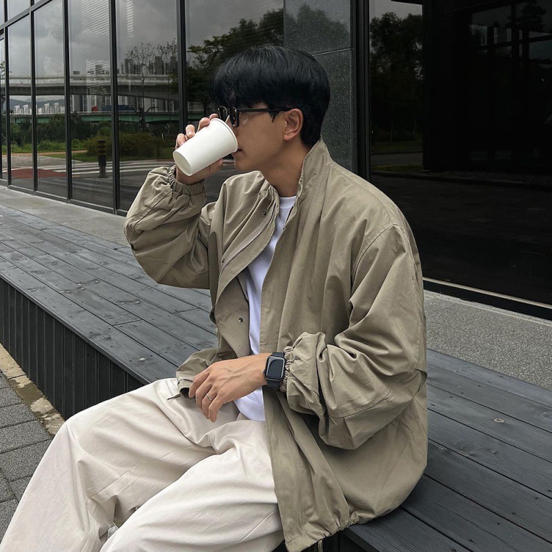 のレトロなスタイルのジャケットのメンズ春ルーズカラージャケット韓国語バージョンのトレンドの輪郭のパンチングジャケット