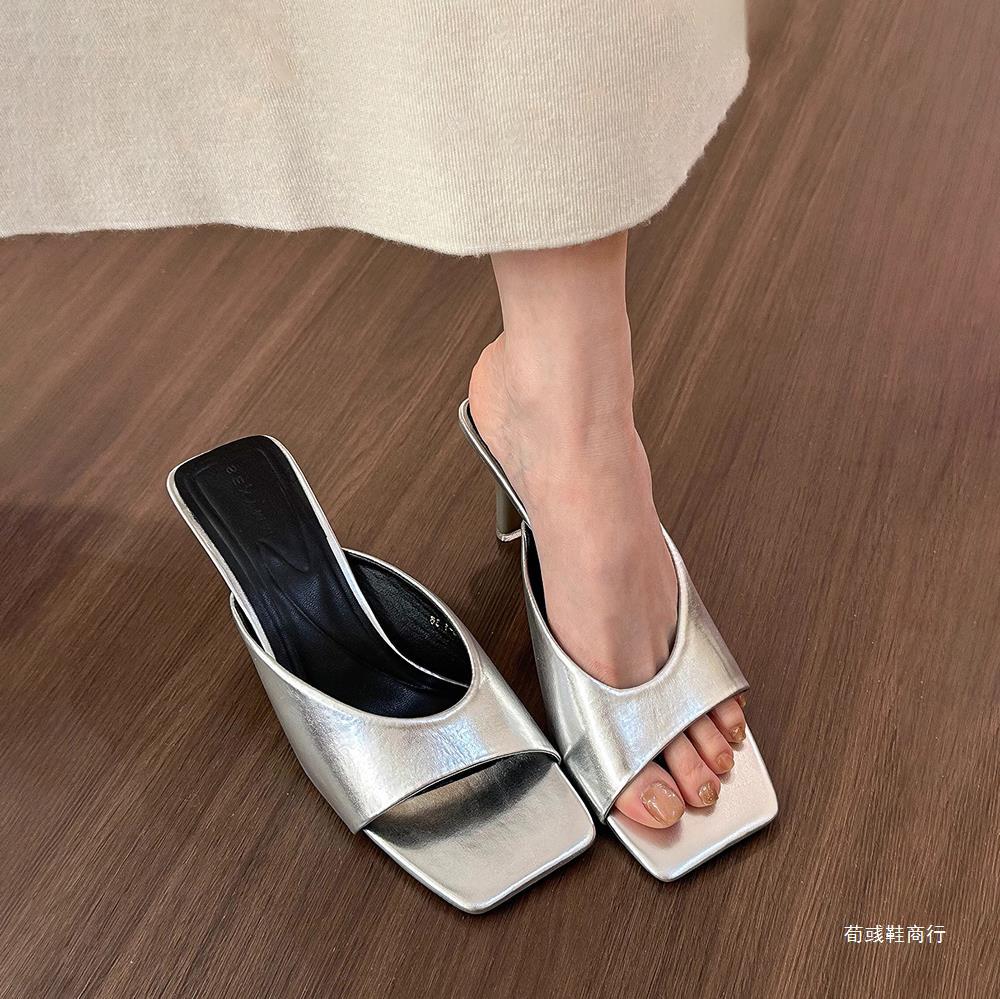レトロオフホワイトスクエアトゥハイヒールフラットサンダル女性用夏アウタースティレットシルバーサンダル