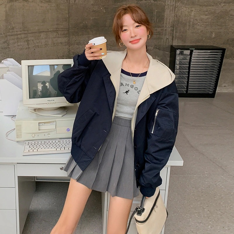 大学スタイルの韓国版カジュアル偽2ピースフードショートジャケット2024秋モデルの刺繍フード付き衝突ジャケット