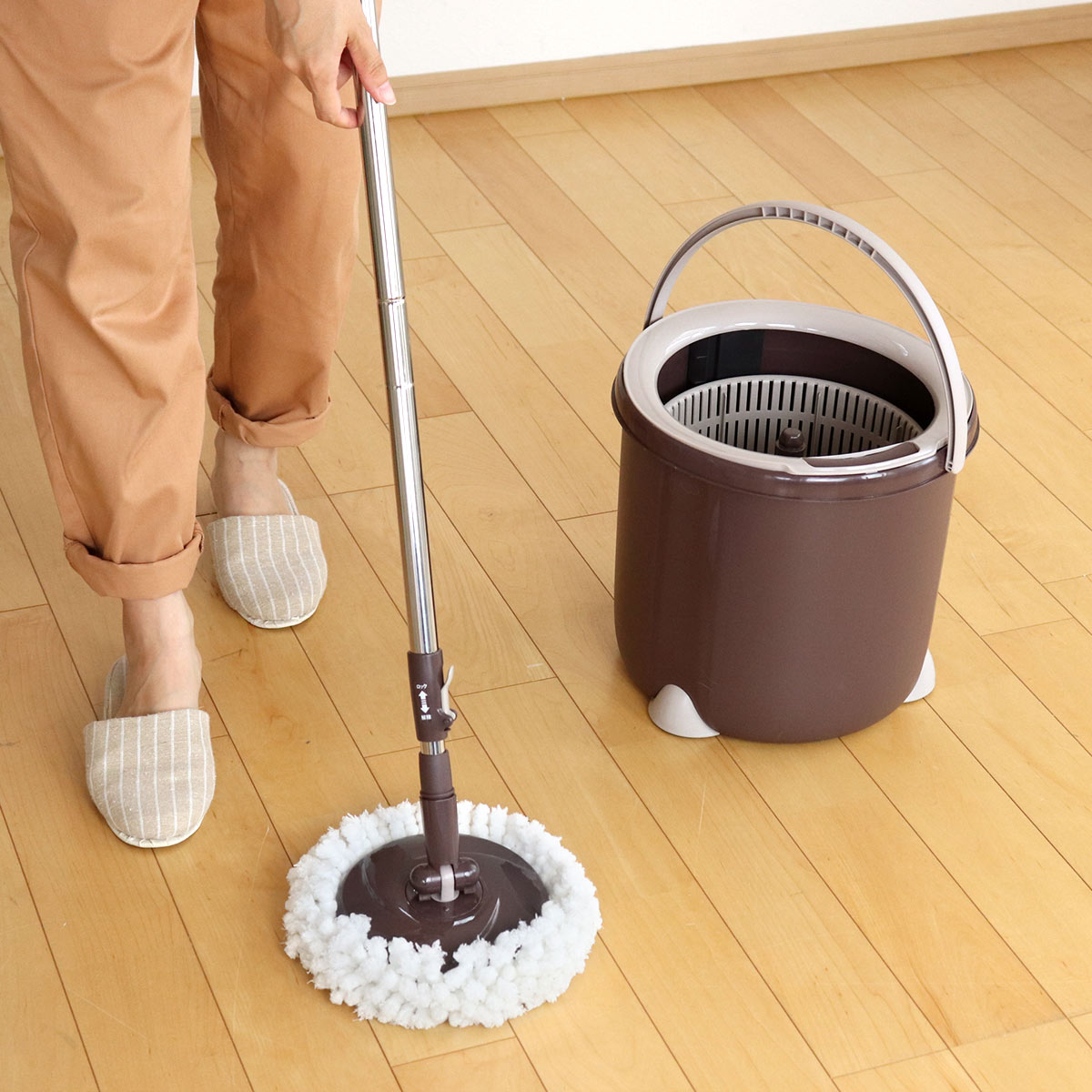 モップ トルネード回転モップ 丸型セット 一槽式バケツ＆マイクロファイバー丸型モップ 回転 式 絞り 器 フロアモップ 脱水 モップ絞り バケツ 床 掃除 雑巾がけ 水拭き 簡単 すすぎ