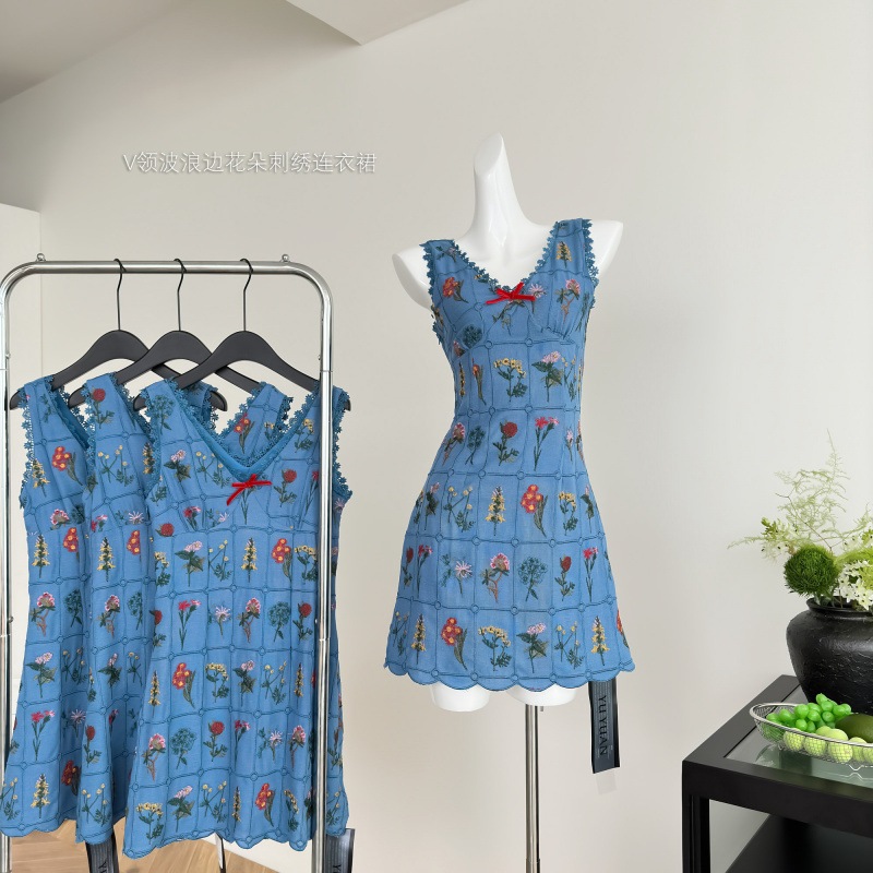 【急速出荷】imカプリブルーVネック波打ち花刺繍ワンピース女ノースリーブタンクトップスカート