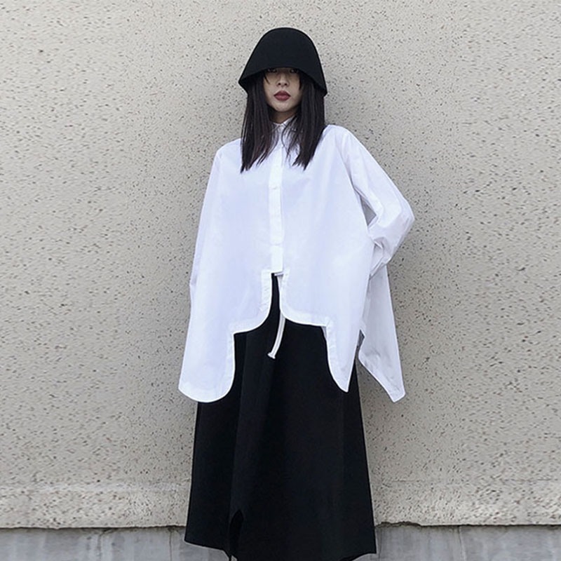 女性の不規則な薄いセクションルーズ長袖シャツ2022年春の新しいパーソナライズされたデザインレディースシャツ無地多目的トレンドラージサイズカジュアルシャツレディースファッション長袖シャツ