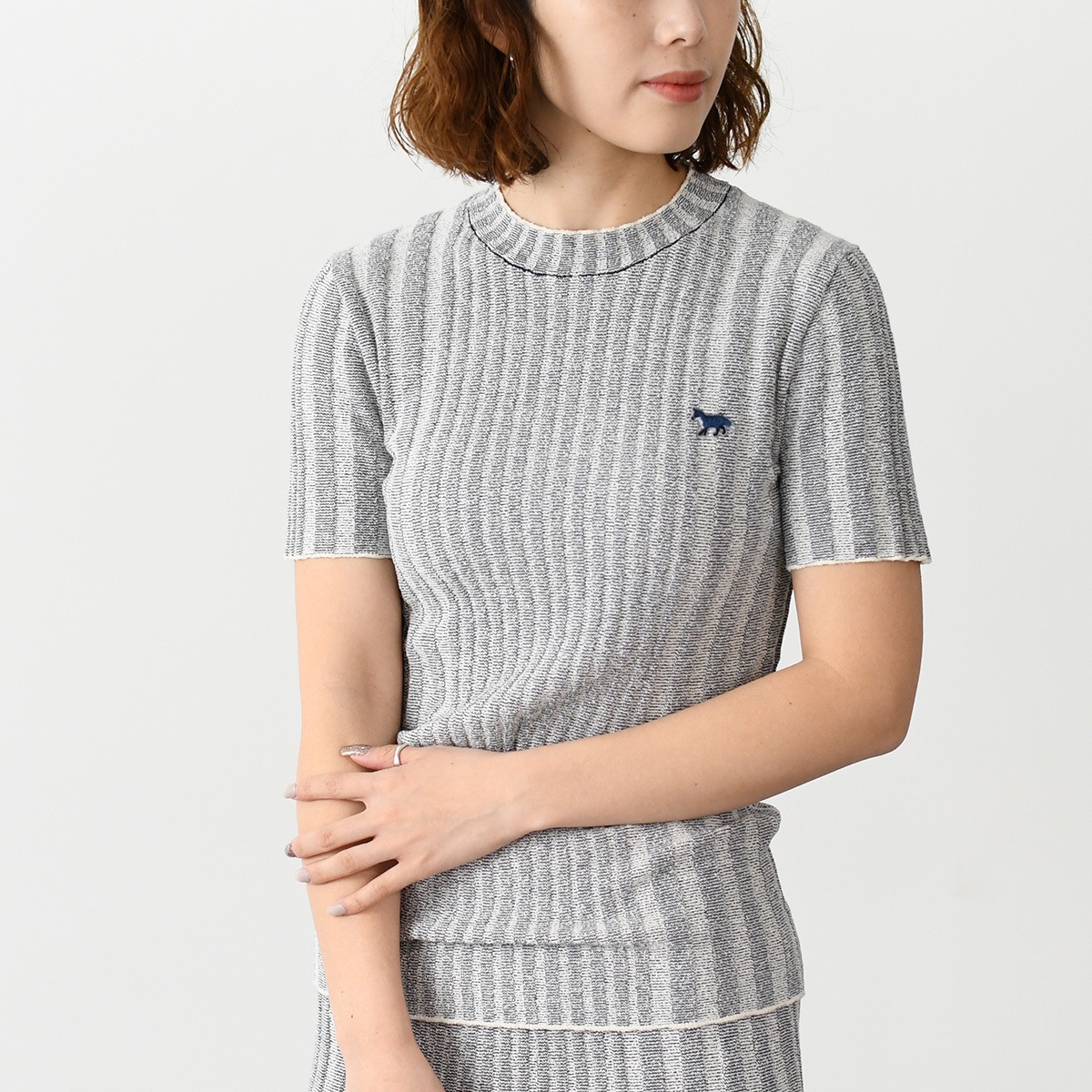 MAISON KITSUNE メゾンキツネ ニット ベイビーフォックス パッチ リブ トップス MW00811KT1104 レディース ブルー リブ編み 半袖 クルーネック ロゴ