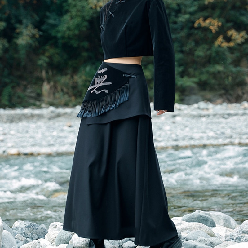 チャイナ風スカート ロング フェイクレイヤードスカート 黒 『無』文字刺繍 フロント皮フリンジ