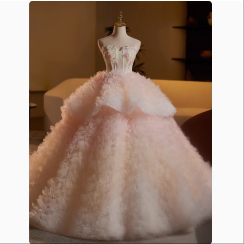 カラードレス 薄ピンク ベアトップ ビスチェタイプ 花嫁 プリンセスライン 華やかなトレーン 柔らかく重ねたチュールスカート もこもこドレス