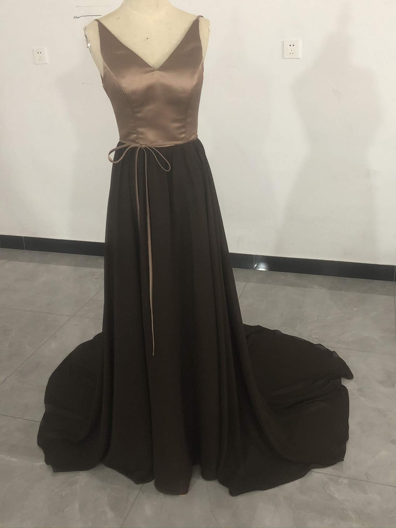 エレガント ブラウンカラードレス 前撮りドレス 背中見せ 二次会 結婚式