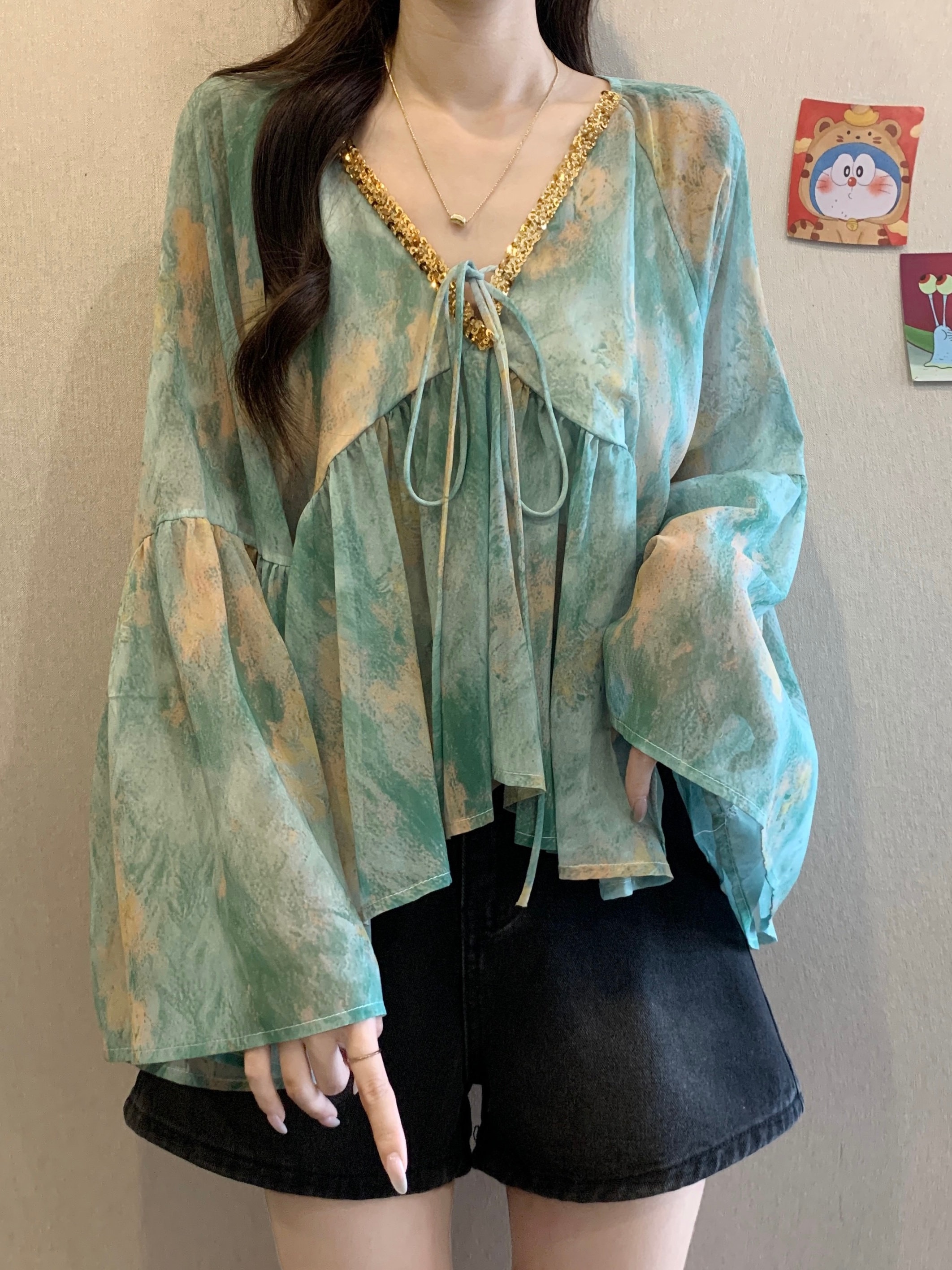 （ライトなし） 大きいサイズのぽっちゃりさん向けユニークなスパンコール染め日焼け止めシフォンシャツ女性用2026年夏Vネックお腹カバーシャツトップス