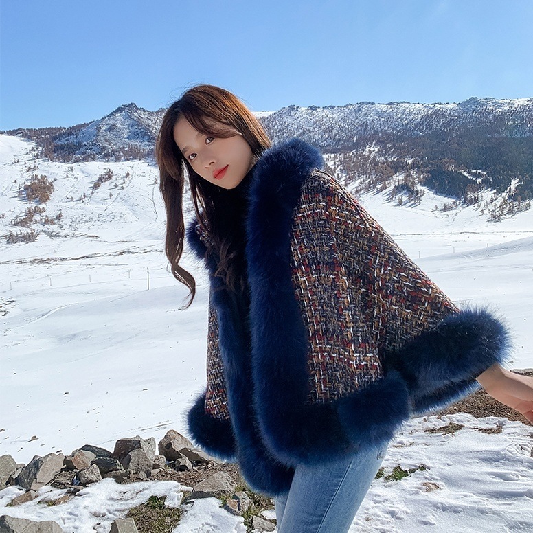 アウター コート ポンチョ ショート丈 長袖 フード付き 前開き ボタン 毛皮 ファー かわいい 大人可愛い きれいめ シンプル 上品 おしゃれ かっこいい レトロ ラフ ルーズ こなれ感 個性的