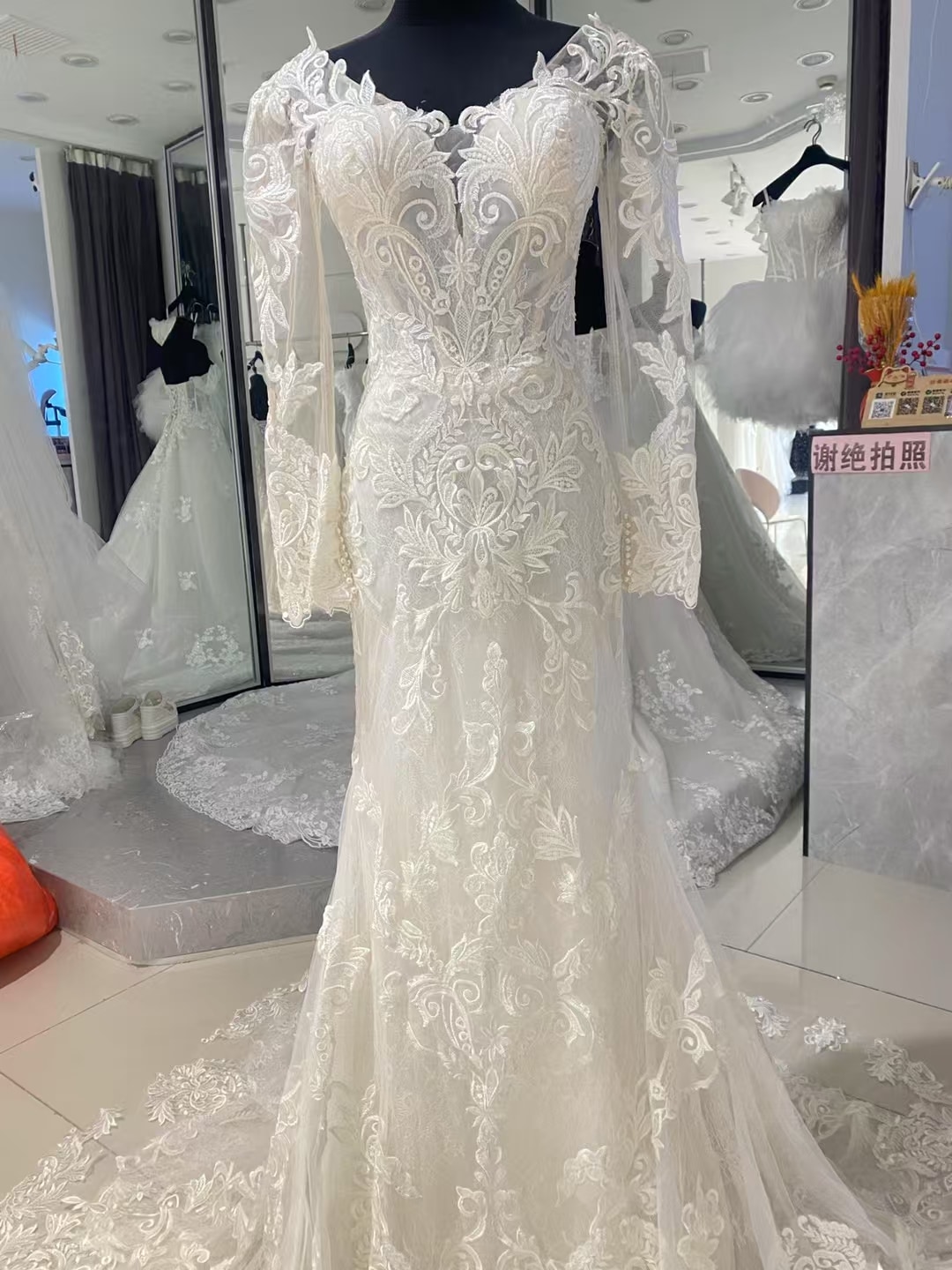 ウエディングドレス ホワイト Vネック ロングスリーブ 贅沢な総レース 編み上げ ミニトレーン 結婚式/披露宴 ソフトマーメイドライン
