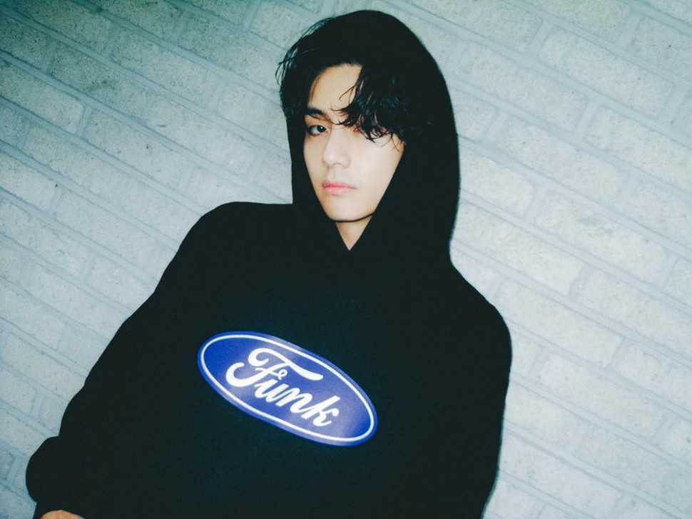 BTS テテ愛用 BONBOM ロゴ クロップド フード 長袖 パーカー BTS テテ愛用 BONBOM ロゴ クロップド フード 長袖 パーカー