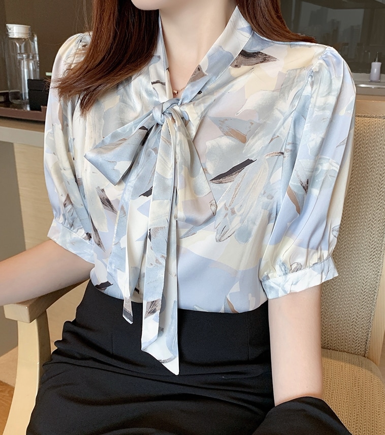 花柄ボウタイブラウス トップス シャツ ブラウス 袖あり 半袖 リボン 前開き ポリエステル かわいい 大人可愛い きれいめ シンプル カジュアル 大人 上品 おしゃれ お洒落 大人可愛い 大人女子