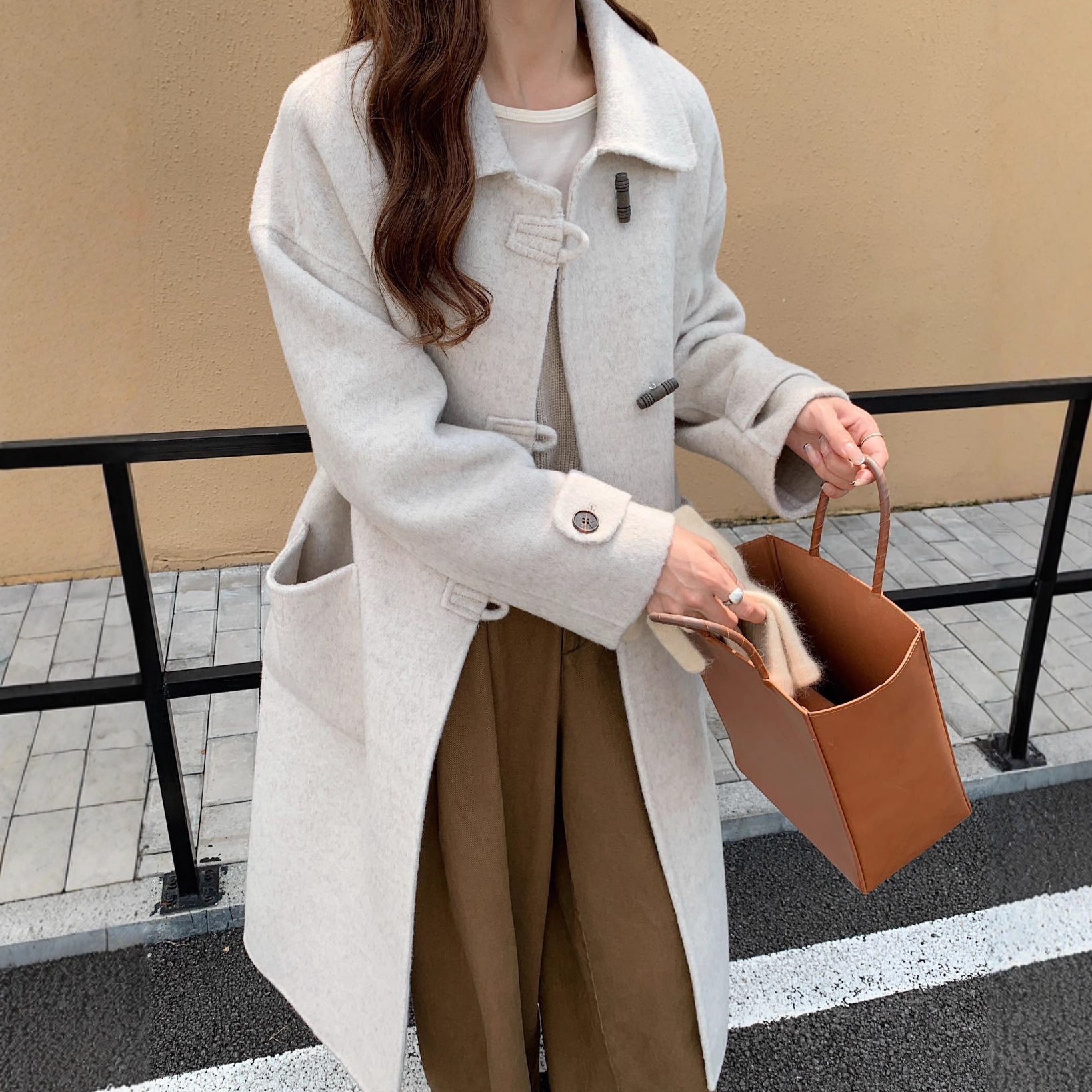 2025年秋冬　両面ウールコート　ピーターパンカラーで厚みを増しホーンボタンで新スタイル　韓国風カジュアルウールジャケット