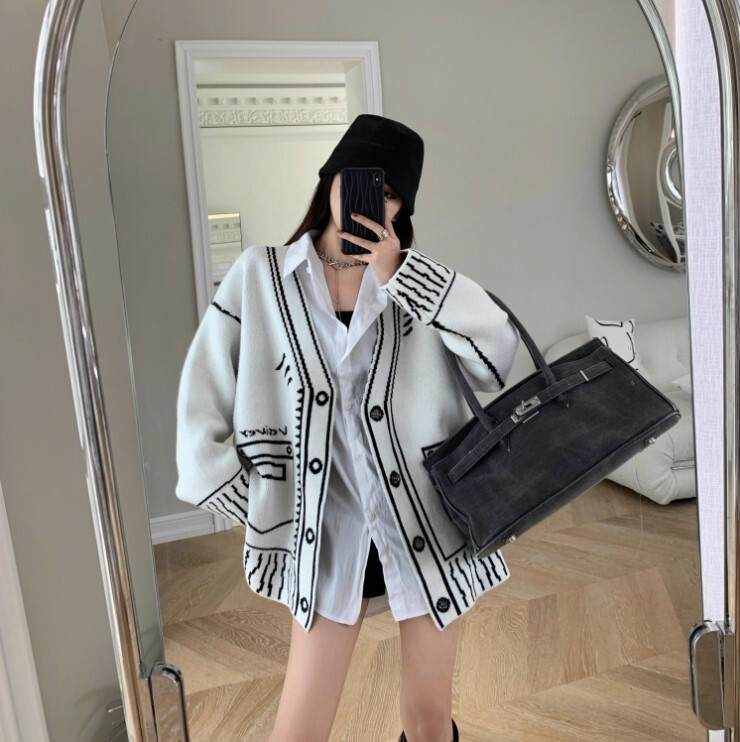 ジャケットカーディガン センターボタン カーディガン デート 高級 ニッチ 長袖 Vネック ニット かわいい 大人可愛い きれいめ シンプル カジュアル 大人 上品 おしゃれ お洒落 かっこいい