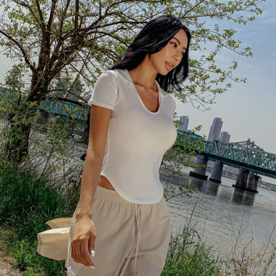 トップス Tシャツ カットソー トップス ショート丈 袖あり 半袖 Uネック ラウンドネック 襟なし タイト 細身 伸縮性 きれいめ シンプル カジュアル 大人 おしゃれ お洒落 かっこいい