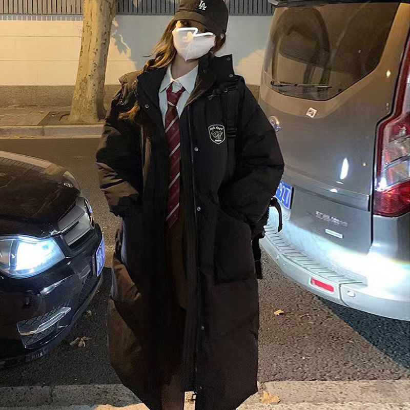 2023冬の新型韓国系学生綿服女性の中には膝を越えて綿入れのコートを厚くするオーバーサイズの綿入れがある