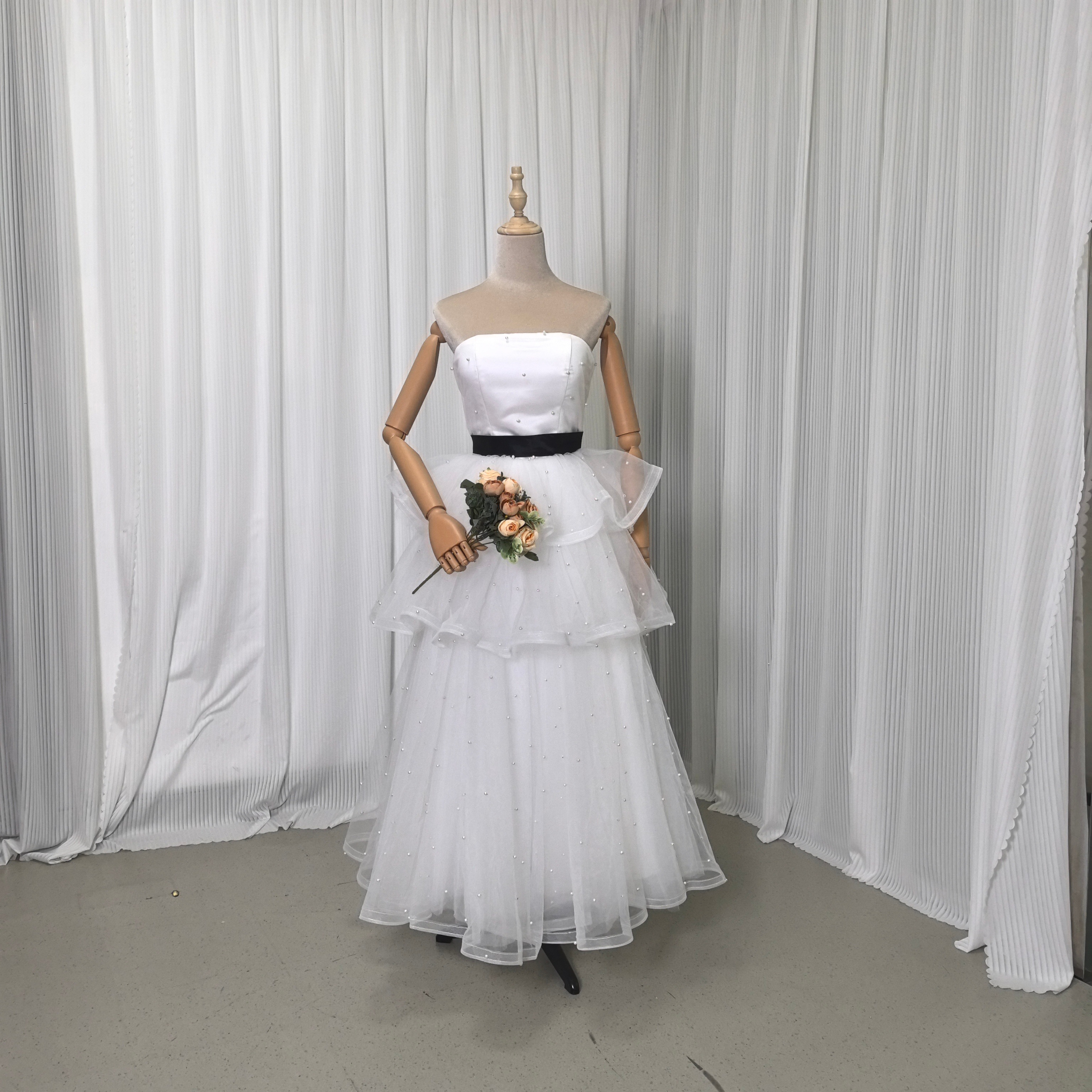 パーティードレス オフホワイト ベアトップ ラッフルフリル パール ベルト 編み上げ エレガント