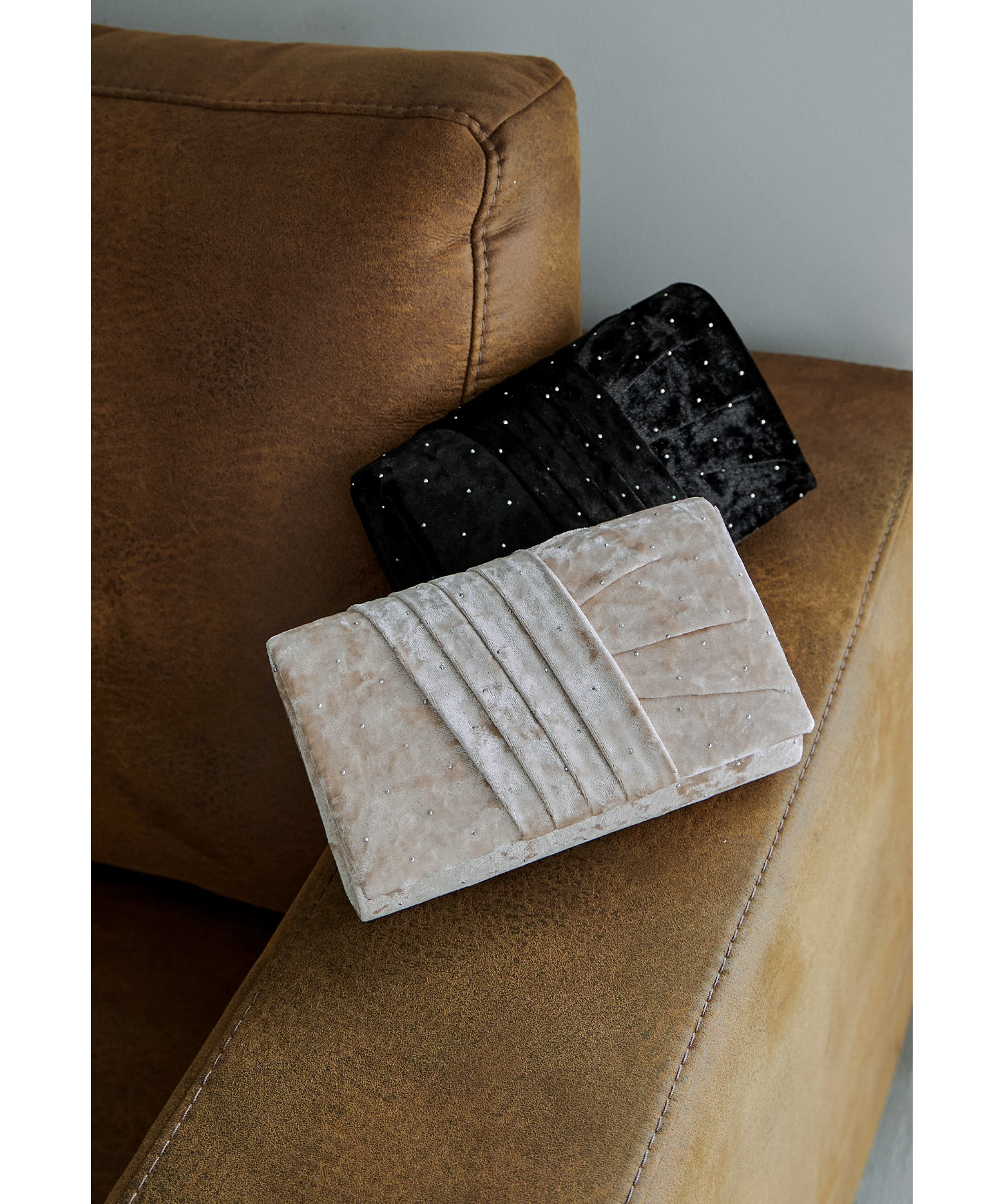 ラインストーンベロアクラッチバッグ ミニバッグ パーティーバッグ 2way スクエア チェーン ショルダーバッグ 肩掛け 斜めがけ 結婚式 お呼ばれ セレモニー パーティー 二次会 披露宴 謝恩会 5,179円