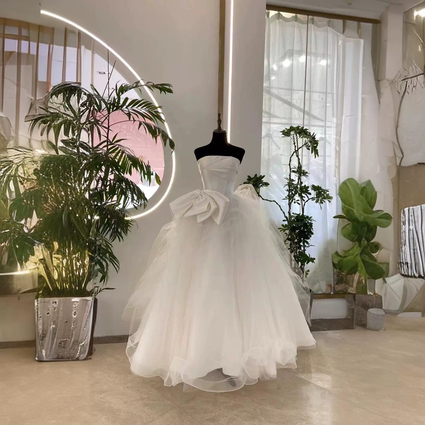 フランス式の胸を拭く主なウェディングドレスの新型新婦は結婚します 8,093円