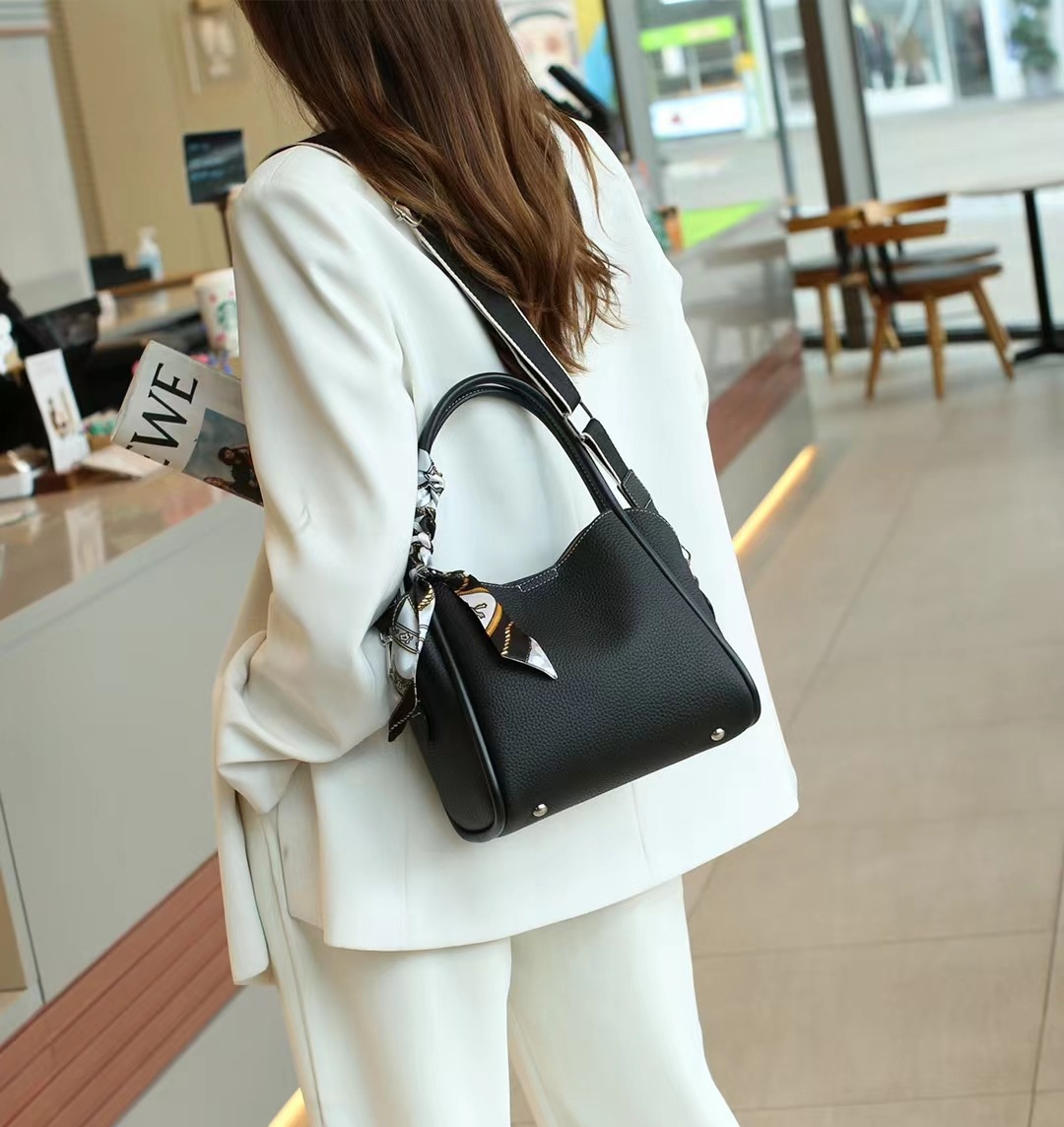 本革トートバッグ　本革通勤トートバッグ　本革通勤ショルダーバッグ　レディースバッグ　軽量バッグ　お洒落なカバン　韓国バッグ　ins人気