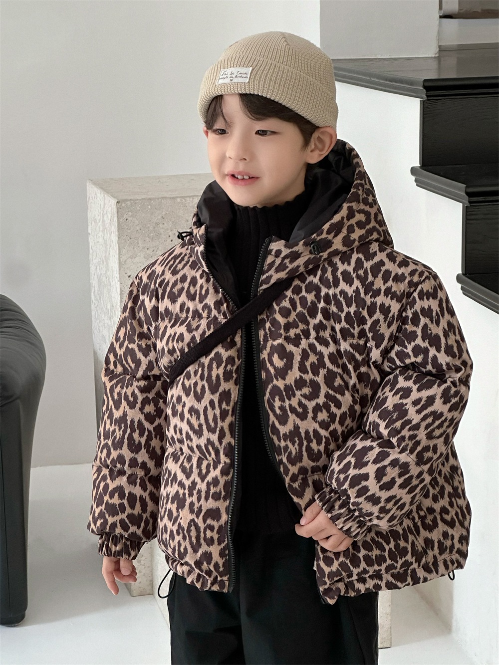 子供服男の子用ダウンジャケット2024冬新作韓国版男の子ヒョウ柄リバーシブルコート