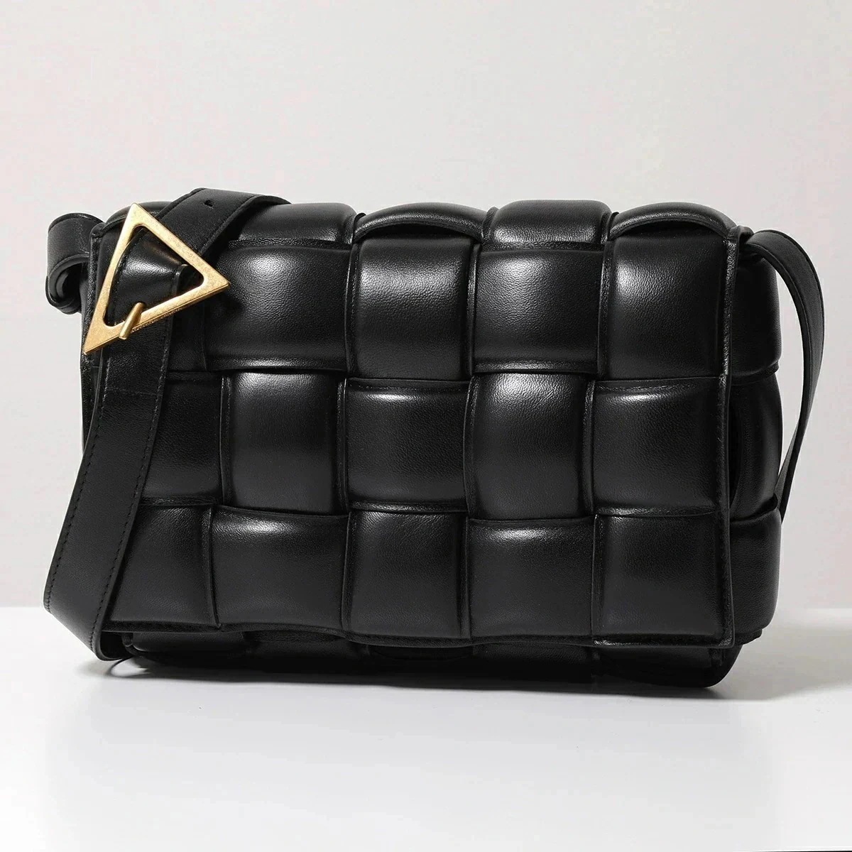 BOTTEGA VENETA ボッテガヴェネタ ショルダーバッグ パデッド カセット 591970 VCQR1 メンズ クロスボディバッグ レザー 鞄 8425