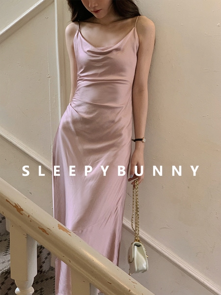 Sleepy Rabbit スウィング ネック ストラップ ドレス スリム フィット サテン