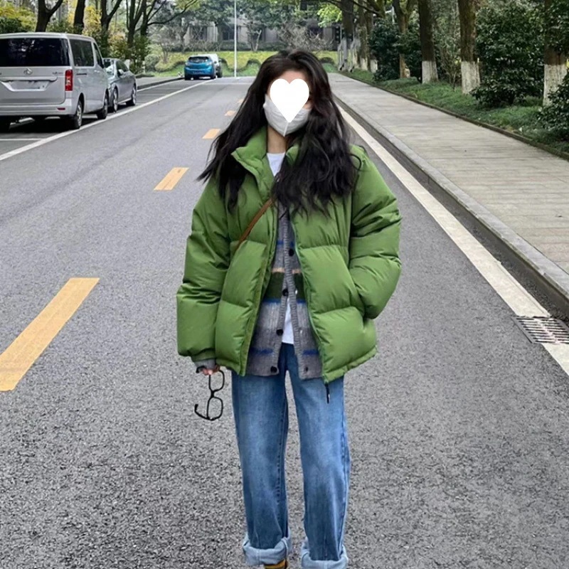女性用の新しいグリーンのダウンジャケットショート丈の韓国風スタンドカラーゆったりとしたフィット感厚みのあるカップル向けのファッショナブルなパファージャケットトレンディ
