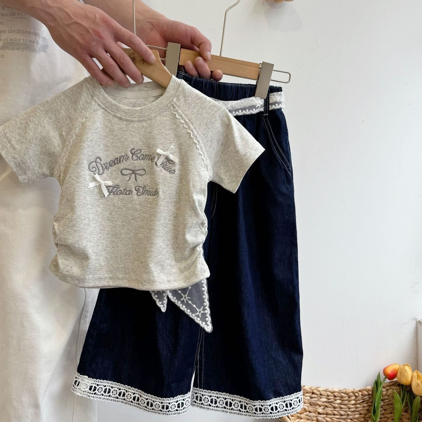 女の子の夏の上下セット，子供服2025新型韓国刺繍半袖Tシャツ，女の子赤ちゃんカジュアルワイドパンツ ジーンズ 上下セット トレーニングウェア