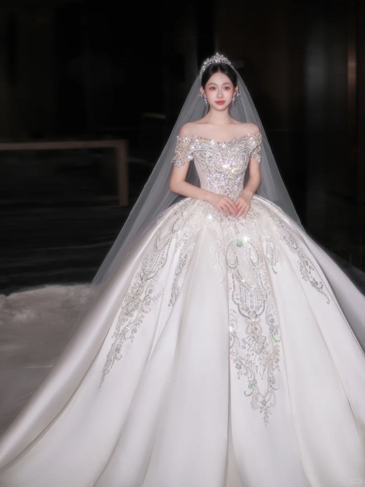 花嫁のためのワンショルダーウェディングドレス2025年小柄な女の子のための裾が長く続くメインドレス付きの宮殿風のプリンセスドレス