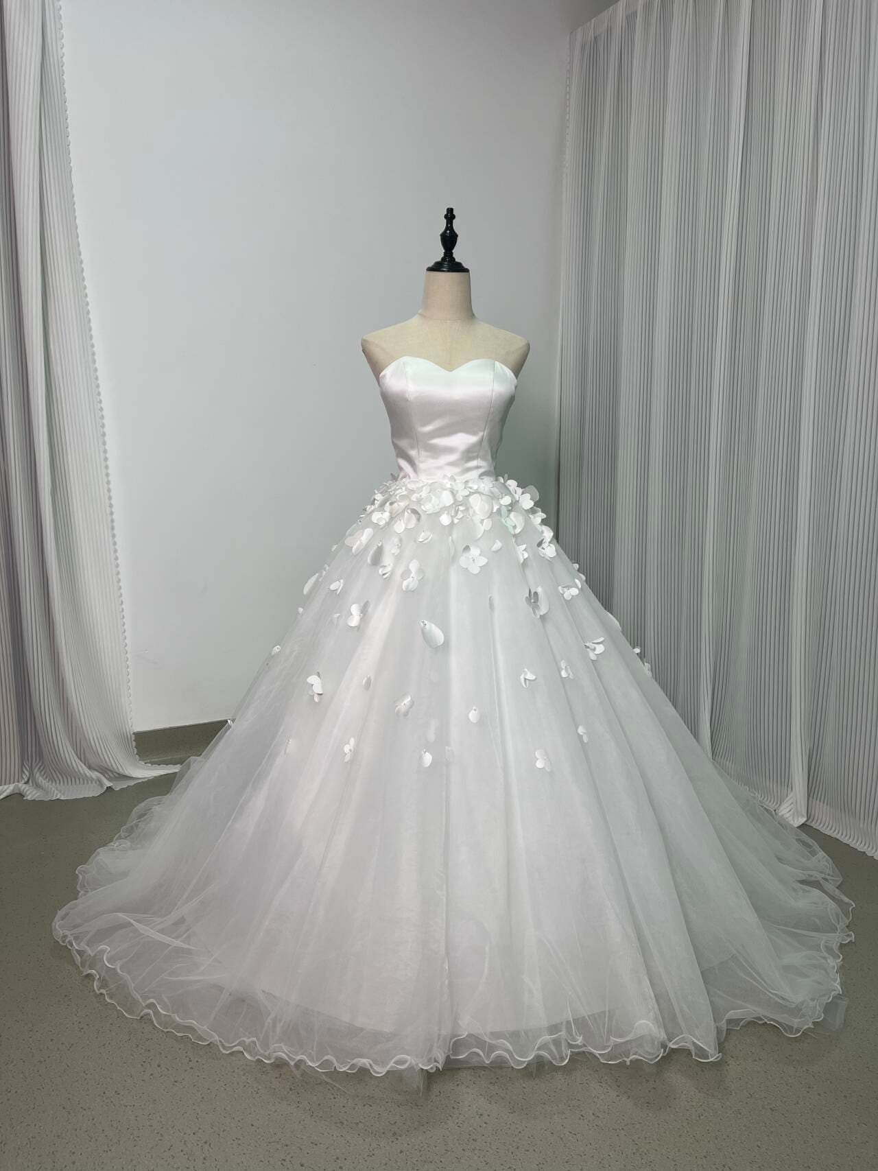 豪華！花モチーフ ウエディングドレス ソフトチュール ベアトップ Aライン フランス風 結婚式/披露宴